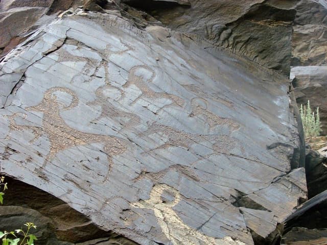 Миниатюра Петроглифы Ухума и Сентябсая